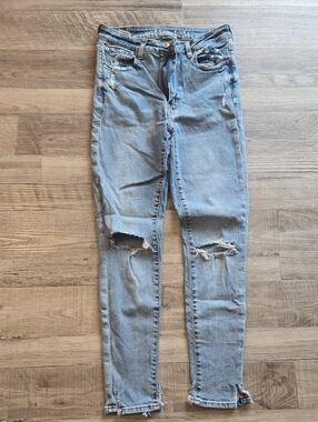 American Eagle Outfitters Light Wash Ripped Super High Rise Jegging